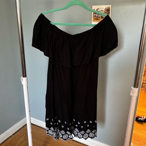 Old Navy. Off the shoulder summer dress with smocked waist and shoulders. - Picture 4 of 4